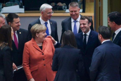 Los líderes de la UE bromean antes del inicio de la cumbre, este jueves en Bruselas.-YVES HERMAN (AFP)