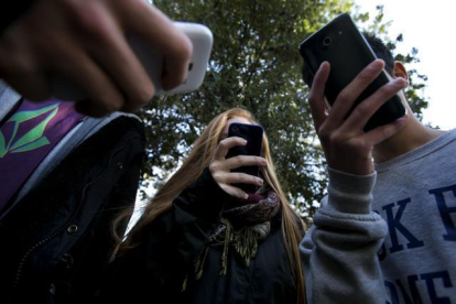 Un grupo de adolescentes utilizando sus 'smartphones'.-FERRAN NADEU