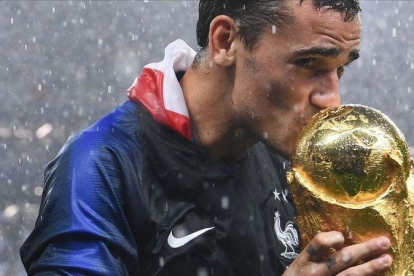 Griezmann besa la Copa del Mundo.-FRANCK FIFE (AFP)