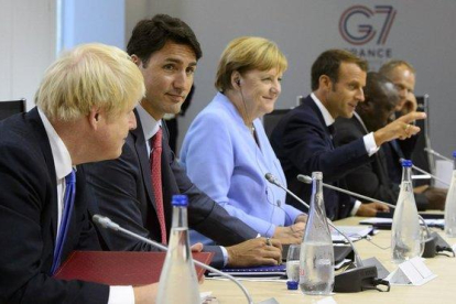 Boris Johnson, Justin Trudeau, Angela Merkel y Emmanuel Macron, durante la reunión del G-7 en Biarritz el pasado agosto.-SEAN KILPATRICK (AP)