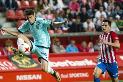 Nacho controla un balón ante la presencia de Isma López en el encuentro de Copa del pasado martes ante el Sporting de Gijón en El Molinón.-Área 11