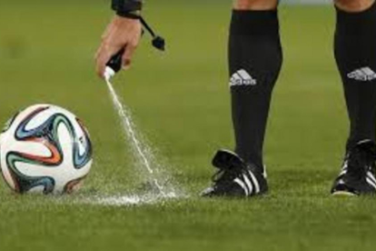Un árbitro usando spray para marcar el lugar desde donde lanzar la falta-TWITTER