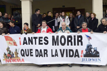 Acto de lectura del manifiesto con la plaza de San Leonardo. / A. M. -