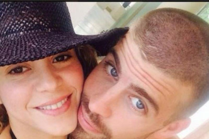 Shakira y Piqué, en una de las fotos juntos que han compartido en sus perfiles sociales.-