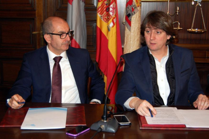 Pisonero y Martínez Mínguez durante la firma del convenio.-AYUNTAMIENTO DE SORIA