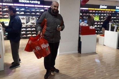 Mohamed Boukraa es un melillense que viaja a Madrid por tercer año para acudir el primer día de rebajas.-SARA LEDO