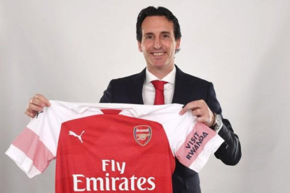 Unai Emery posa con la camiseta del Arsenal en el día de su presentación.-