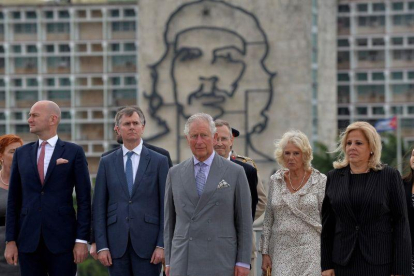 El príncipe Carlos de Inglaterra y su comitiva en la Habana, Cuba.-AFP