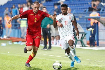 Ansu Fati se mide con un defensor montenegrino en el partido jugado en Podgorica.-