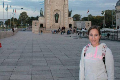 Rebeca Gil, junto al monumento a la bandera en la localidad de Rosario.-