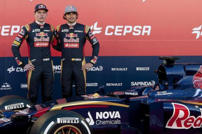 Max Verstappen (izquierda) y Carlos Sáinz, durante la presentación del coche de Toro Rosso, en Jerez de la Frontera, el 31 de enero.-EFE / ROMÁN RÍOS