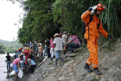 Defensa Civil participa en las labores de rescate de los 17 mineros atrapados en Riosucio.-Foto: EFE / J.J. BONILLA