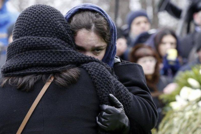 Zhanna, hija del líder de la oposición de Rusia Boris Nemtsov, llora durante el funeral en Moscú.-Foto: REUTERS / TATYANA MAKEYEVA
