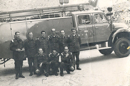 Olegario Gómez, en el centro abajo agachado, junto a otros miembros del antiguo parque de bomberos de Soria.