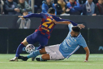 El delantero del FC Barcelona Carles Pérez (i) disputa un balón con Mariano Gómez, defensa argentino del UD Ibiza, el centrocampista Josep Caballé (d).-EFE