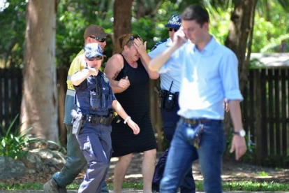 a policía atiende a una mujer en el lugar de los hechos, en la localidad de Cairns, en el noreste del Australia.-Foto:  AFP / ISAAC EGAN