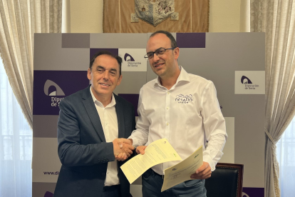Benito Serrano Mata y Javier Jiménez Serantes firmaron este viernes el acuerdo de colaboración. HDS