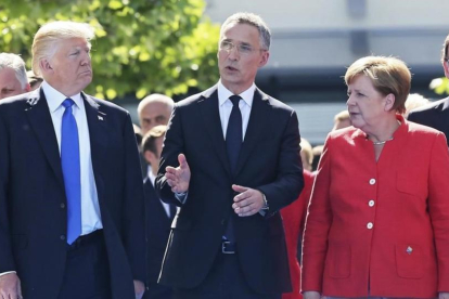 El presidente estadounidense  Donald Trump , el secretario general de la OTAN , Jens Stoltenberg, y la cancillera alemana, Angela Merkel, en Bruselas.-STEPHANIE LECOCQ