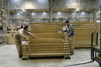 Trabajadores de Puertas Norma en la fábrica. / U. S. -