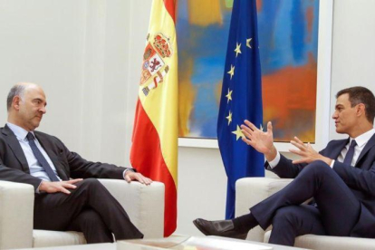 El presidente del Gobierno, Pedro Sanchez  y el comisario europeo de Asuntos Economicos y Monetarios, Pierre Moscovici, en La Moncloa.-EMILIO NARANJO (EFE)