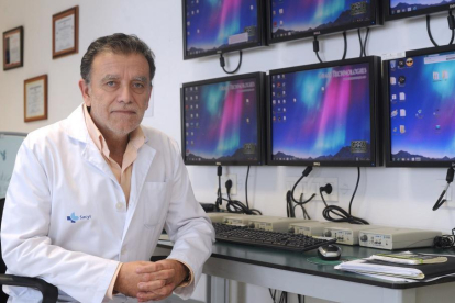 El neumólogo santanderino Joaquín Terán en la Unidad del Sueño del Hospital Universitario de Burgos.-ISRAEL L. MURILLO
