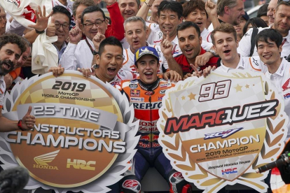 Marc Márquez gana el GP de Japón y da el título de constructores a Honda.-AP /CHRISTOPHER JUE