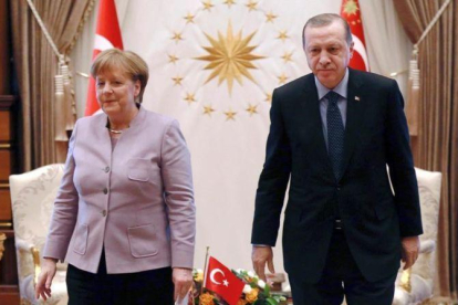 El presidente turco, Recep Tayyip ERdogan, y la cancllera alemana, Angela Merkel, el pasado día 2 de febrero tras una reunión en Ankara.-ADEM ALTAN