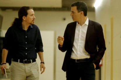 Pablo Iglesias y Pedro Sánchez, durante un encuentro que mantuvieron en marzo del 2016-JOSE LUIS ROCA