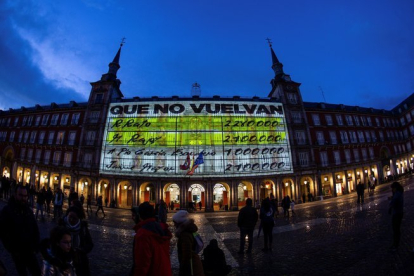 La plaza Mayor de Madrid con la imagen de los papeles de Bárcenas.-EFE