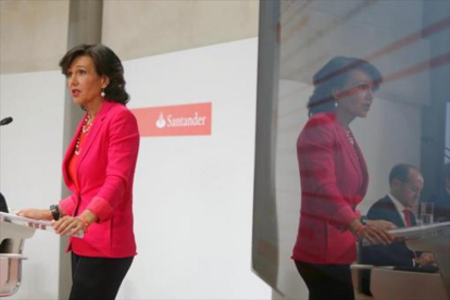 Ana Botín, presidenta del Santander, en la rueda de prensa en que explicó la compra del Popular.-JUAN MANUEL PRATS