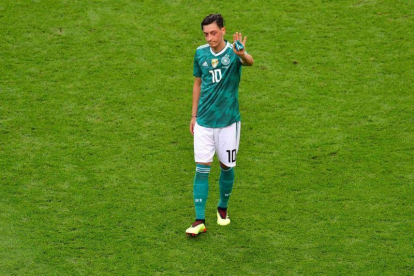Mesut Özil en su último partido con la selección con la selección alemana.-LUIS ACOSTA (AFP)