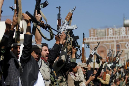 Combatientes de una tribu leal al movimiento huti exhiben sus armas, este jueves 21 de diciembre.-REUTERS / MOHAMED AL-SAYAGHI