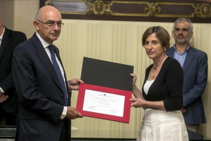 El director de la Oficina Antifraude, Miguel Ángel Gimeno, y la presidenta del Parlament, Carme Forcadell.-JOAN PUIG