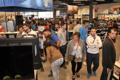 Los primeros clientes en la entrada de la nueva tienda-V.G.