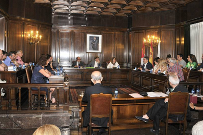 El Pleno del Ayuntamiento de Soria, en una imagen de la sesión de ayer.-VALENTÍN GUISANDE