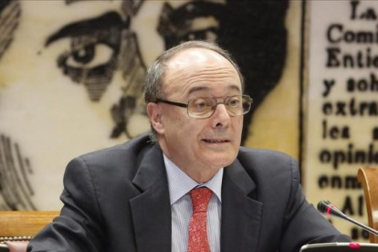El gobernador del Banco de España, Luis María Linde, en la Comisión de Economía del Senado, en septiembre pasado.-AGUSTÍN CATALÁN