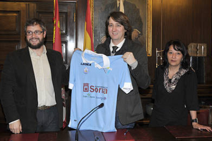 Alfredo Cabrerizo y Carlos Martínez Mínguez durante la firma del convenio entre Río Duero y Ayuntamiento de Soria. / VALENTÍN GUISANDE-