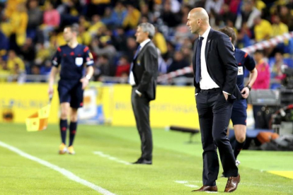 Zinedine Zidane, con Quique Setién al fondo, durante el partido Las Palmas-Real Madrid.-EFE / ELENA URQUIJO