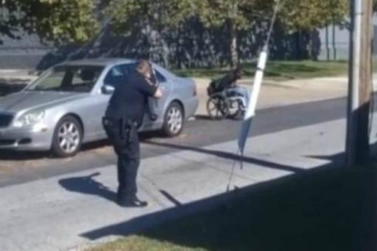 La policía de Delaware abre fuego contra un hombre en silla de ruedas que iba armado.-YOUTUBE