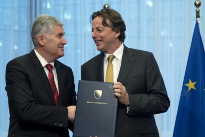 Covic (izquierda) entrega la propuesta a Koenders, en Bruselas, este lunes.-AP / VIRGINIA MAYO