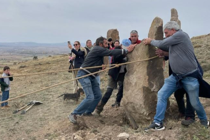 Colocación de la cuarta piedra del dolmen del siglo XXI, ayer, en Carrascosa. HDS