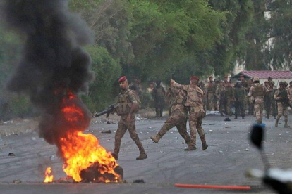 Enfrentamiento entre manifestantes y policía en Bagdad.-HADI MIZBAN (AP)