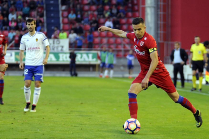Julio Álvarez en el momento de golpear el balón en el encuentro ante el Zaragoza del pasado domingo.-Diego Mayor