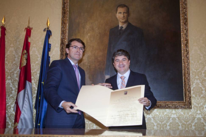 El alcalde de Salamanca, Alfonso Fernández Mañueco, recibe a una delegación de Valdivia, Chile, y nombra Huésped Distinguido a su homólogo Omar Sabat-Ical
