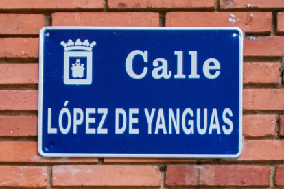 Cartel indicador de la calle López de Yanguas.-MARIO TEJEDOR