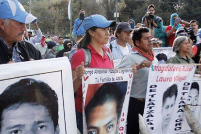 Los familiares de los estudiantes desaparecidos se manifiestan, ayer, en las inmediaciones de la zona militar de Chilpancingo, en el estado de Guerrero.-Foto: AFP / JESÚS GUERRERO
