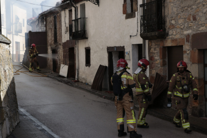Incendio en el casco urbano de Cabrejas del Pinar.- GONZALO MONTESEGURO