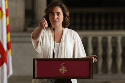 Ada Colau en el Saló Gòtic del ayuntamiento cuado presentó su acuerdo de gobierno con el PSC, en julio.-DANNY CAMINAL