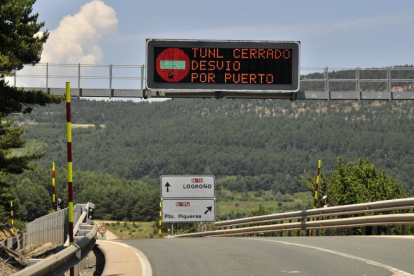 Un panel luminoso avisa a los conductores del desvío.-VALENTÍN GUISANDE