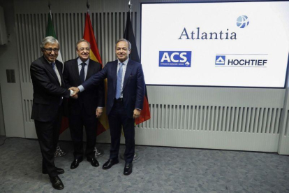 El presidente de ACS, Florentino Pérez (c); el consejero delegado de Atlantia, Giovanni Castelluci (i), y el presidente de Hochtief, Marcelino Fernández Verdes (d).-EMILIO NARANJO (EFE)
